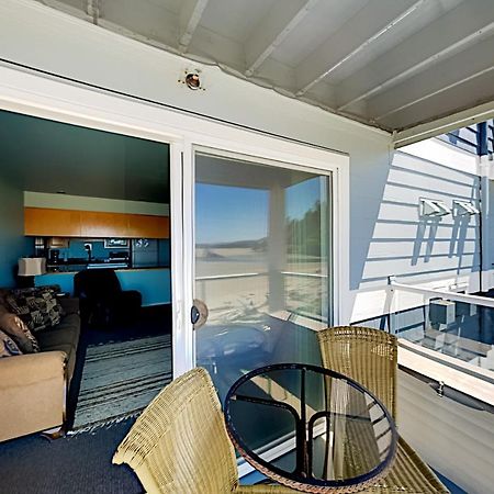 New Listing! Bay-View Beauty With Private Balcony Condo Lincoln City Luaran gambar