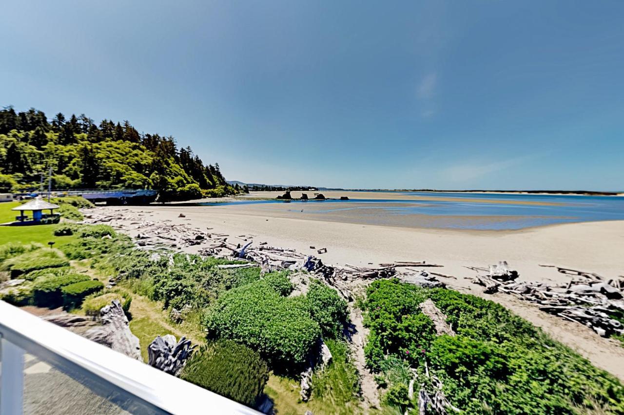 New Listing! Bay-View Beauty With Private Balcony Condo Lincoln City Luaran gambar