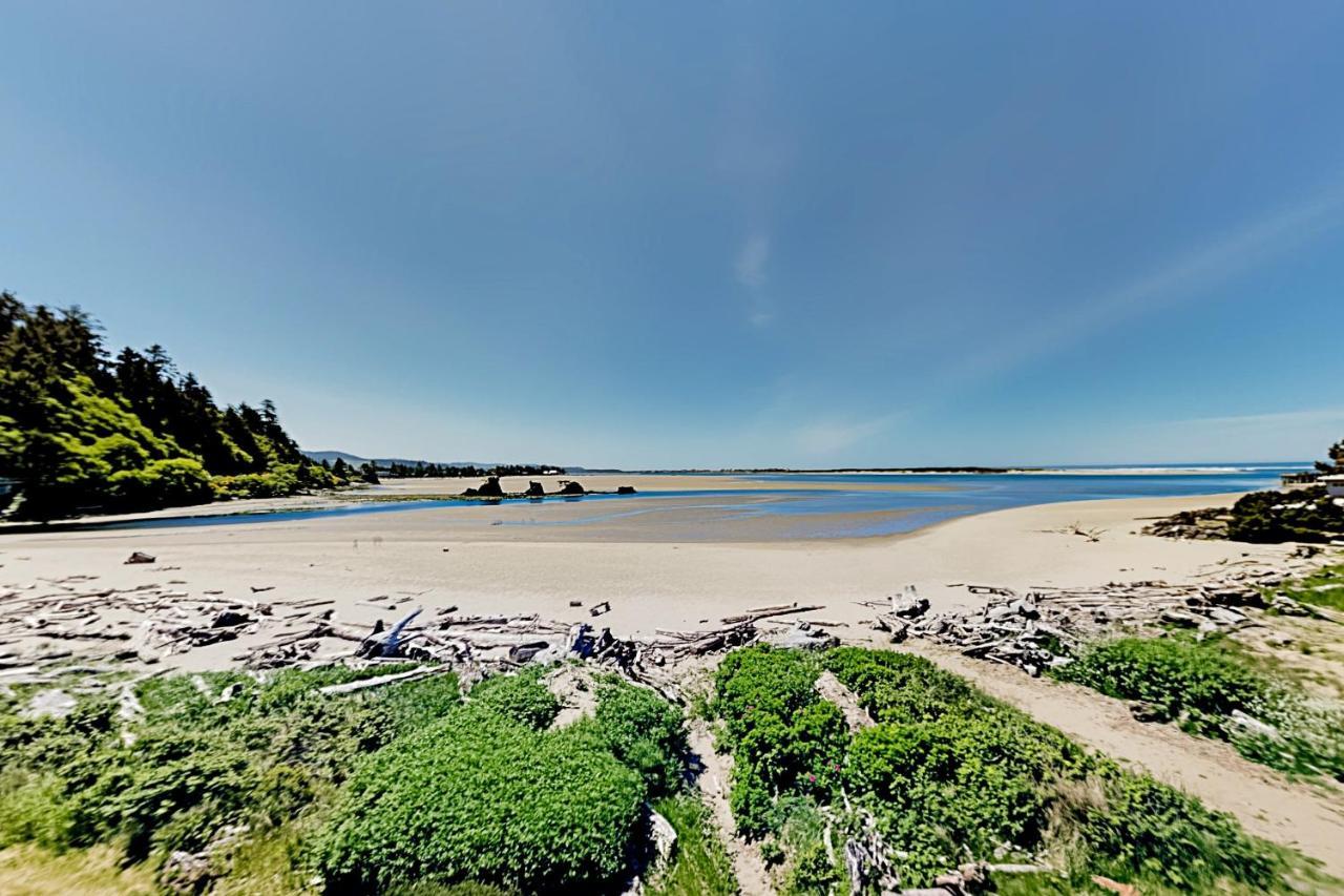 New Listing! Bay-View Beauty With Private Balcony Condo Lincoln City Luaran gambar