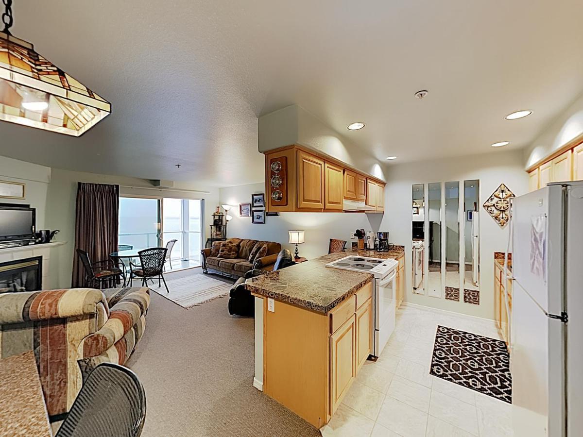 New Listing! Bay-View Beauty With Private Balcony Condo Lincoln City Luaran gambar