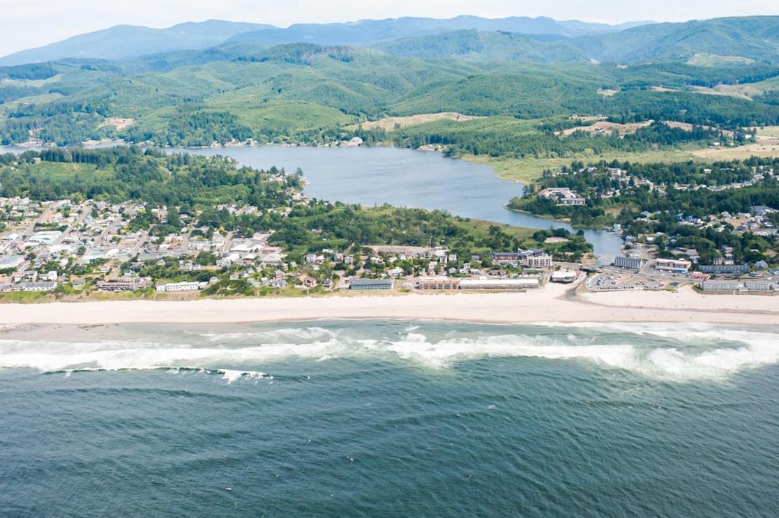 New Listing! Bay-View Beauty With Private Balcony Condo Lincoln City Luaran gambar